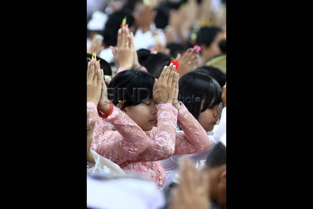 Ribuan umat Hindu mengikuti...