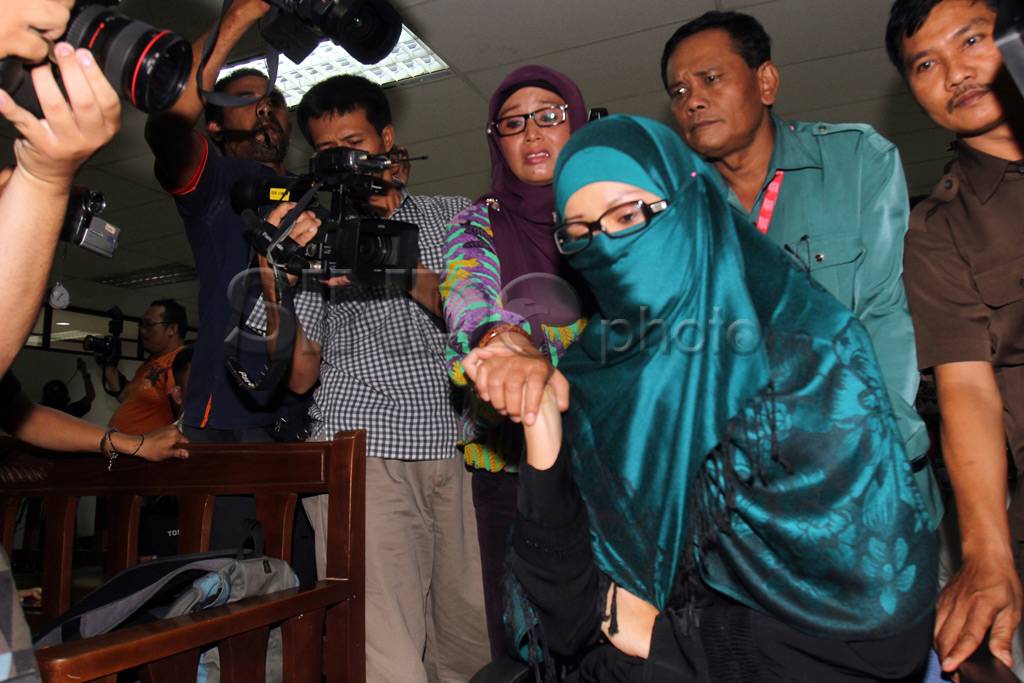 Neneng divonis enam...