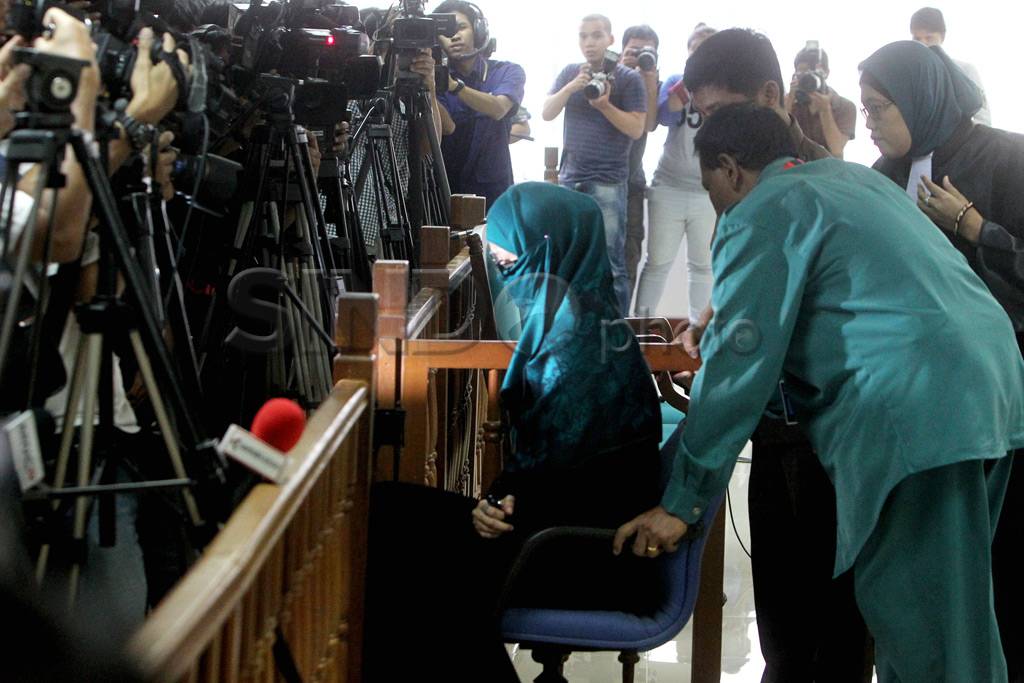 Neneng divonis enam...
