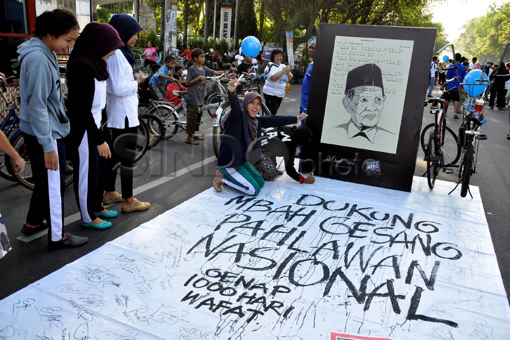 1000 hari Gesang, warga...