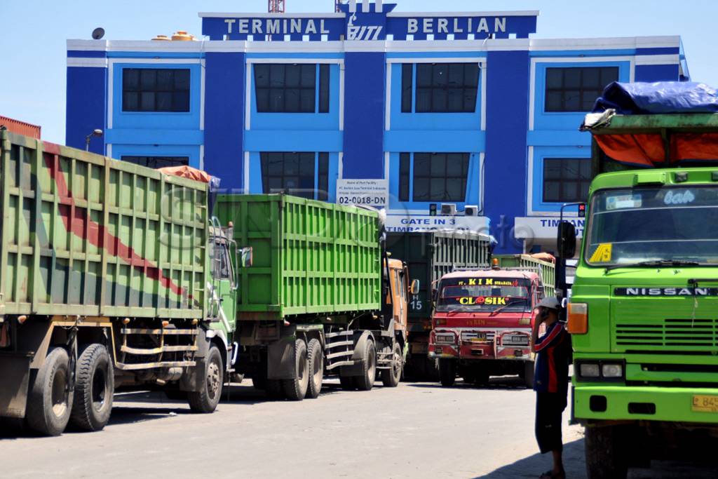 Ribuan truk mogok beroperasi