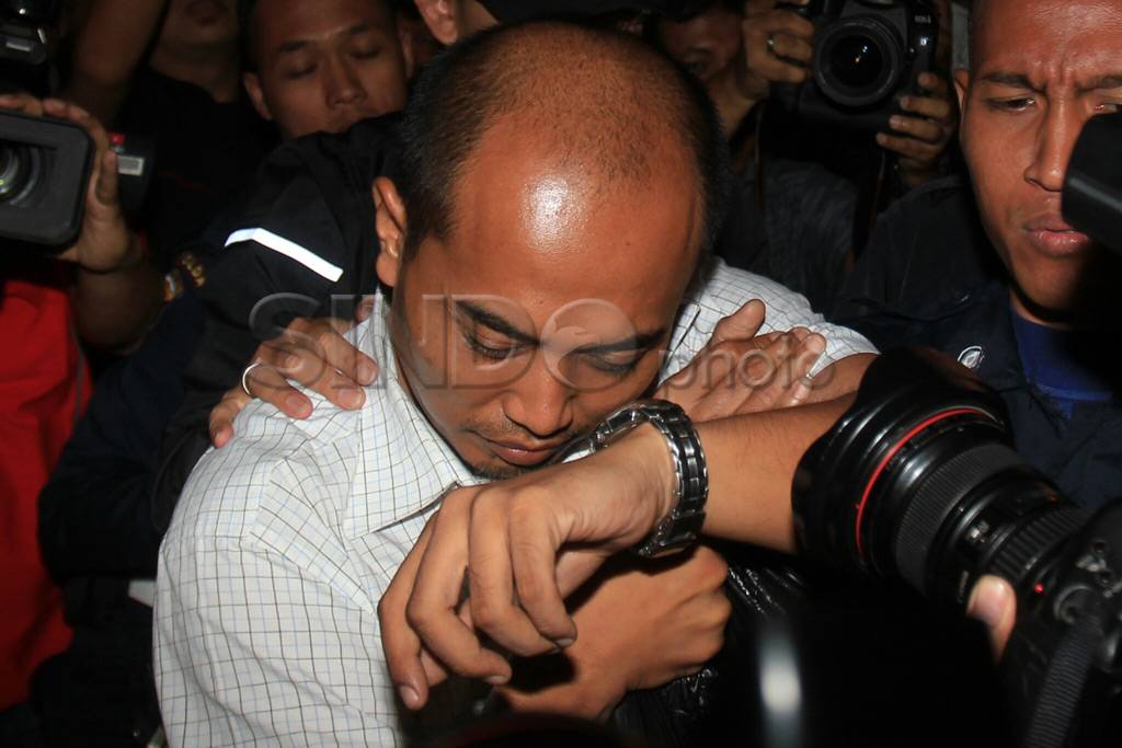 Inisial A perantara...