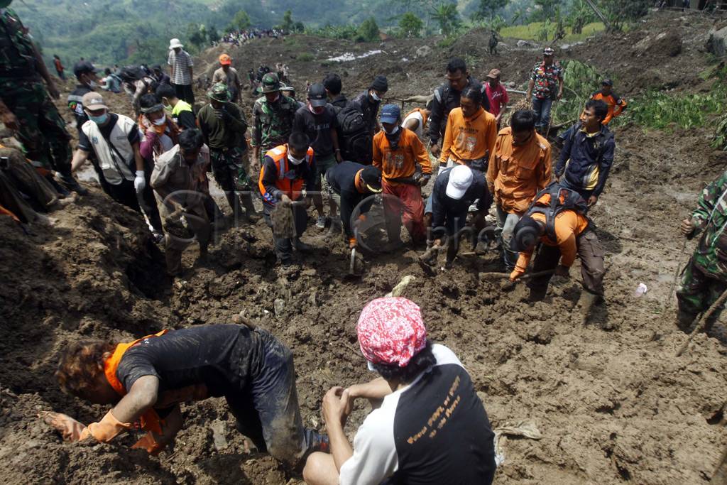 Tim evakuasi terus melakukan...
