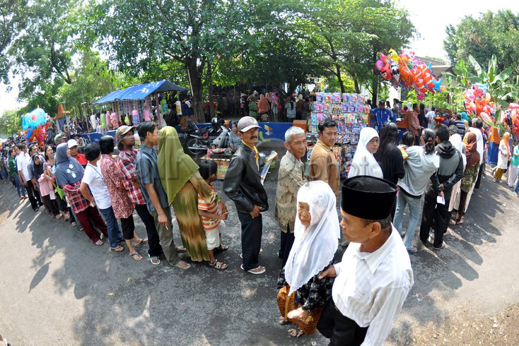 Ribuan warga mengantri...