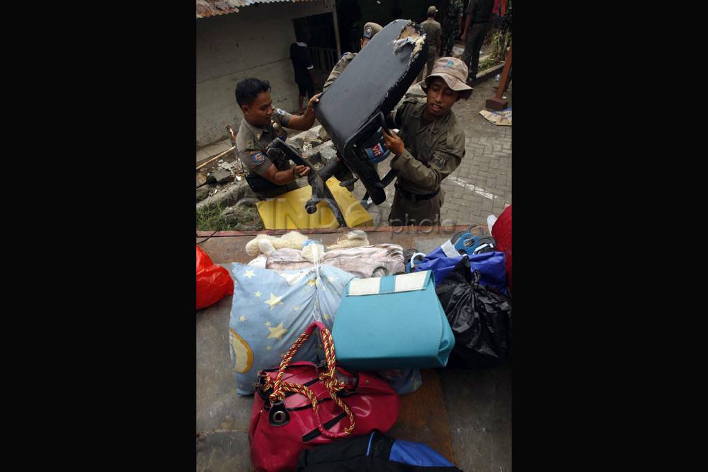 Bongkar bangunan liar