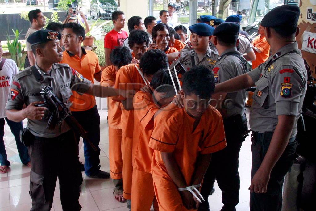 Tersangka pengeroyokan...