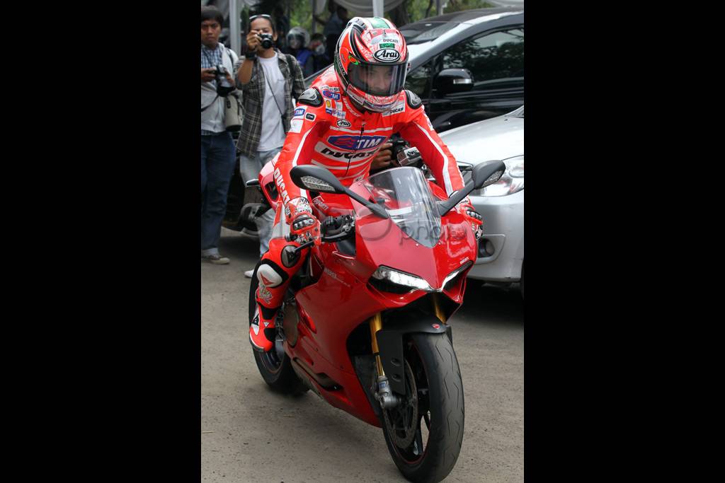 Sapa Jakarta, Hayden...