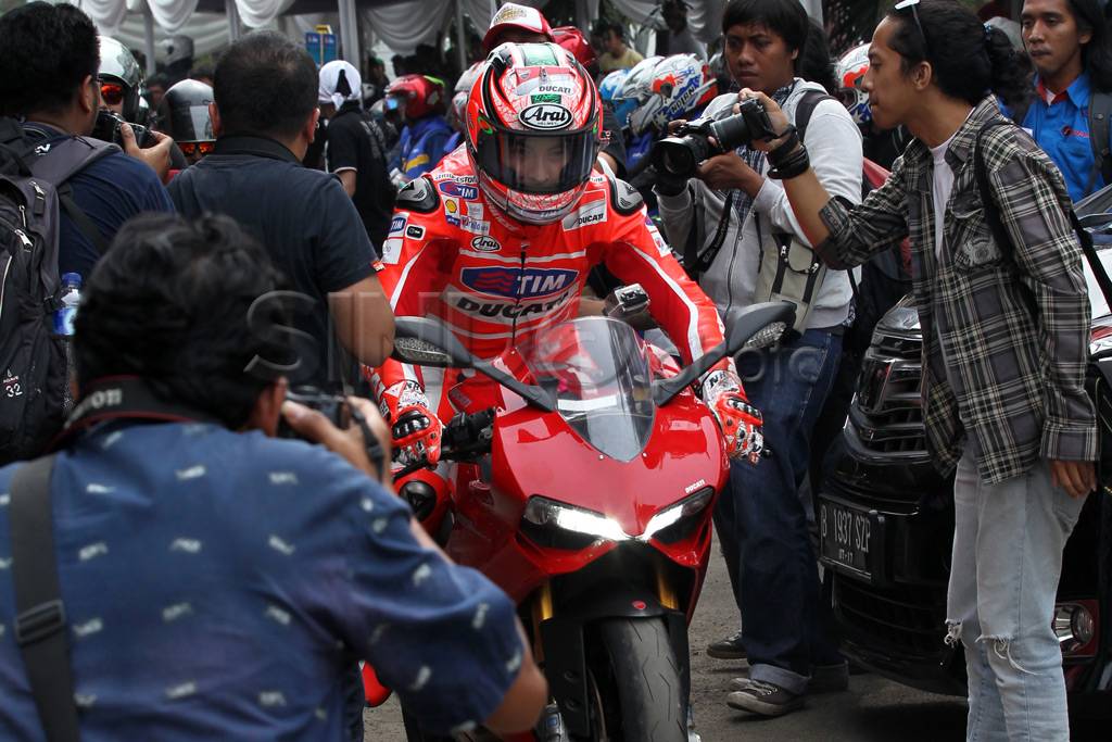 Sapa Jakarta, Hayden...