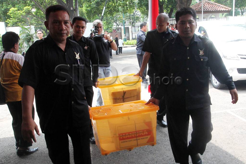 Partai Hanura serahkan...