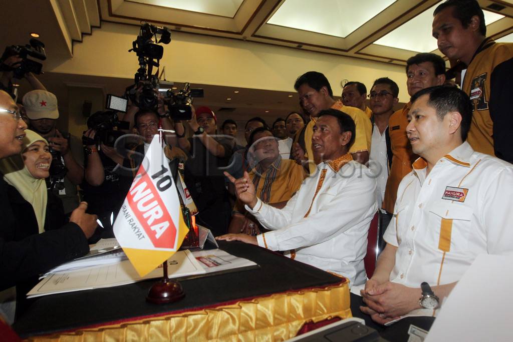 Partai Hanura serahkan...