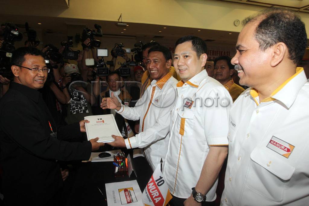 Partai Hanura serahkan...