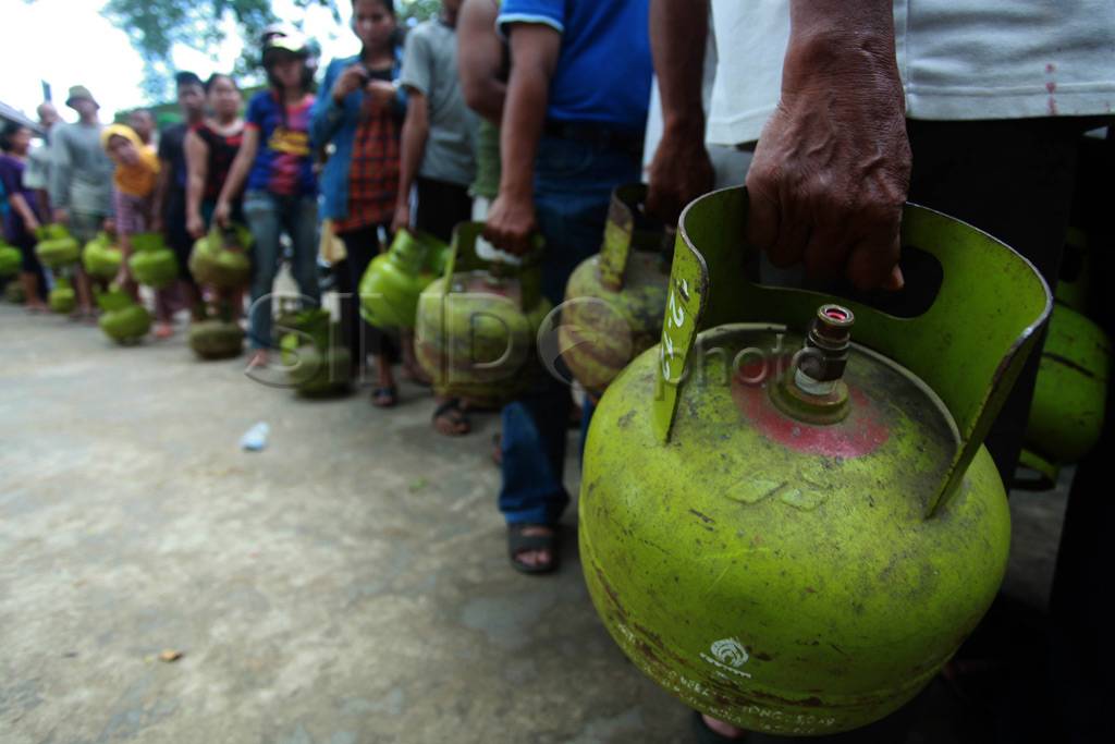 Warga antre gas 3kg...