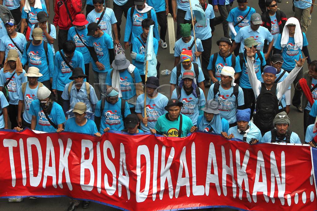 Ribuan buruh long march...