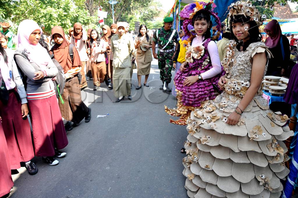 Busana kardus di ajang...