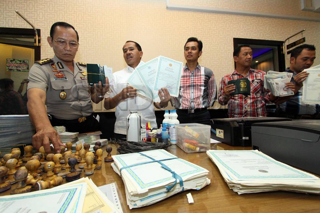 Ribuan dokumen palsu...