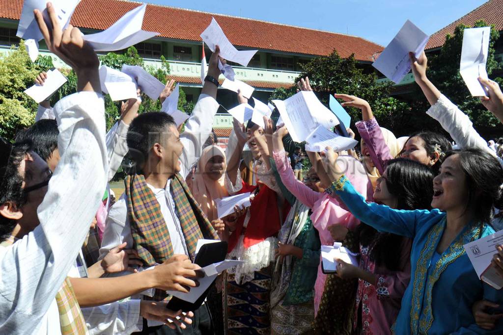 Kenakan pakaian Betawi...