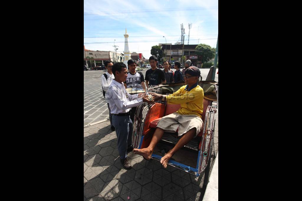 Bagi-bagi nasi bungkus...