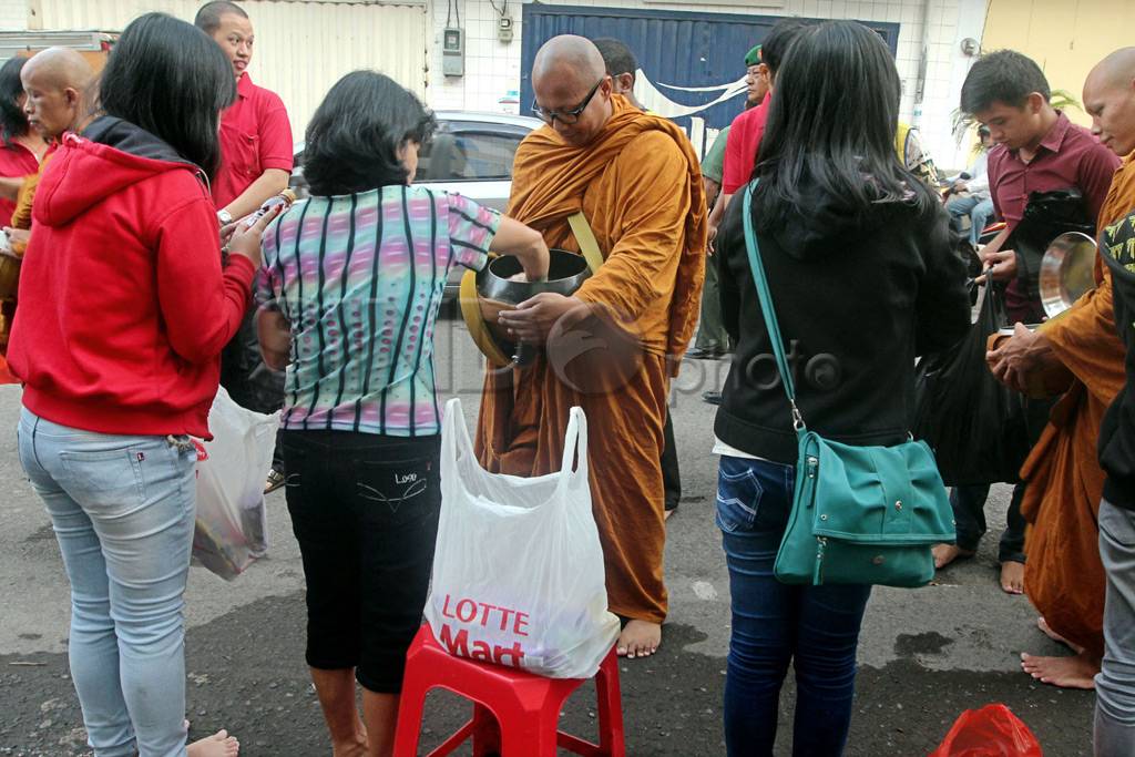 Biksu lakukan ritual...