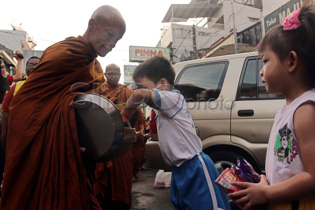 Biksu lakukan ritual...