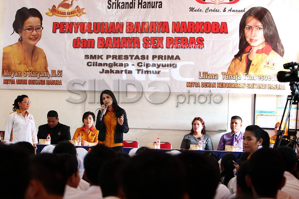 Srikandi Hanura berikan...