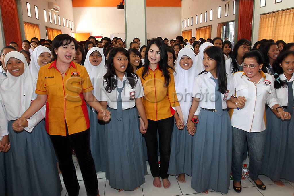 Srikandi Hanura berikan...