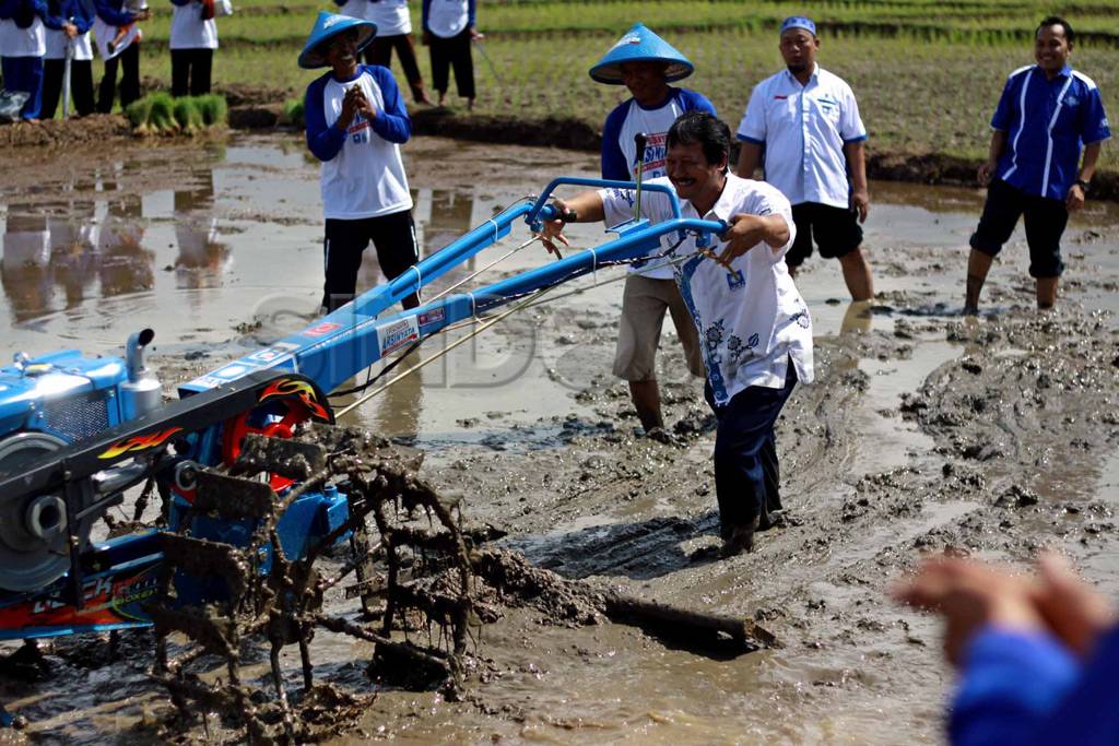 PAN berikan traktor...