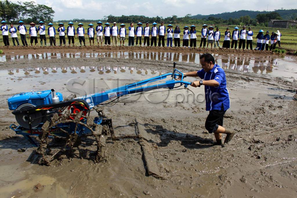 PAN berikan traktor...