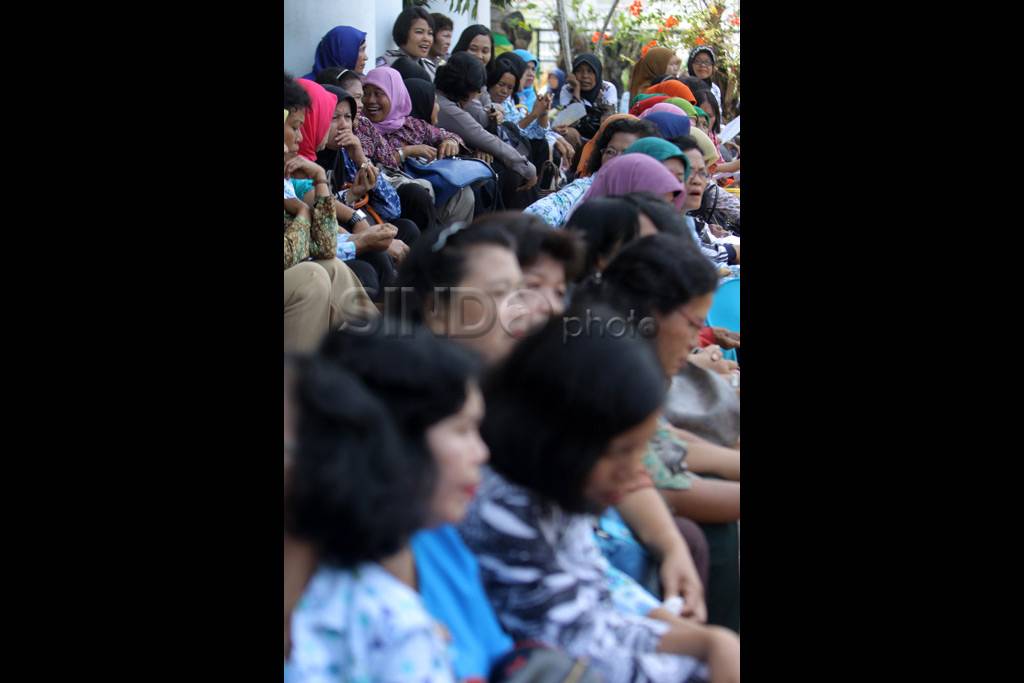 Guru Medan unjuk rasa...