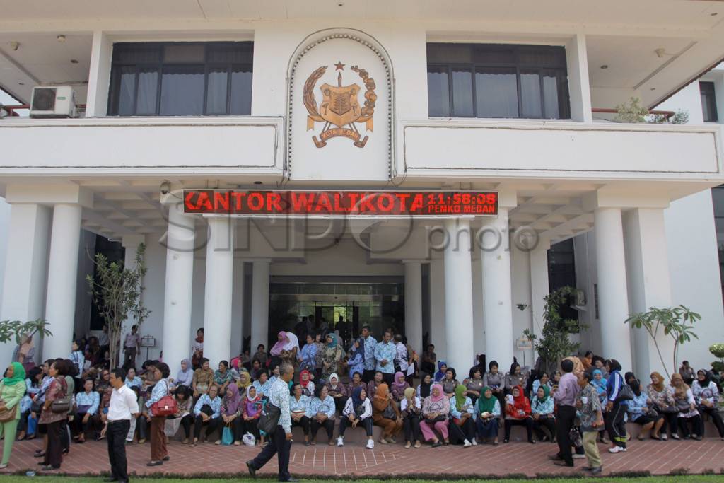 Guru Medan unjuk rasa...