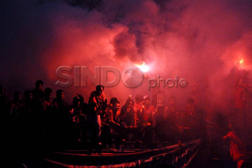 Suporter pasopati rayakan...