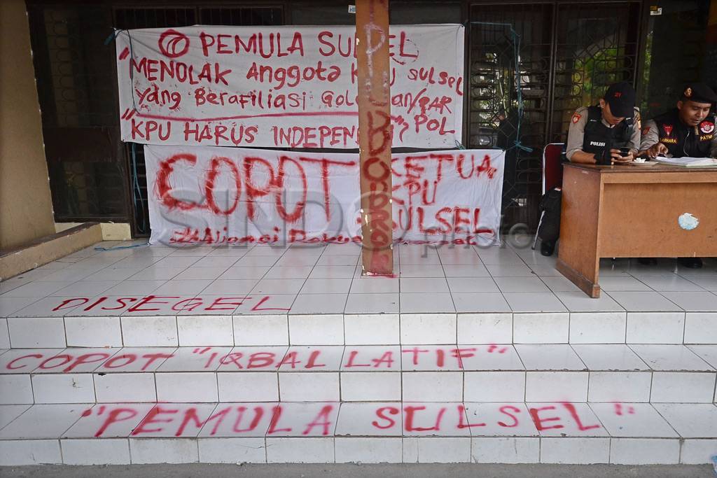 KPU Sulsel disegel pendemo