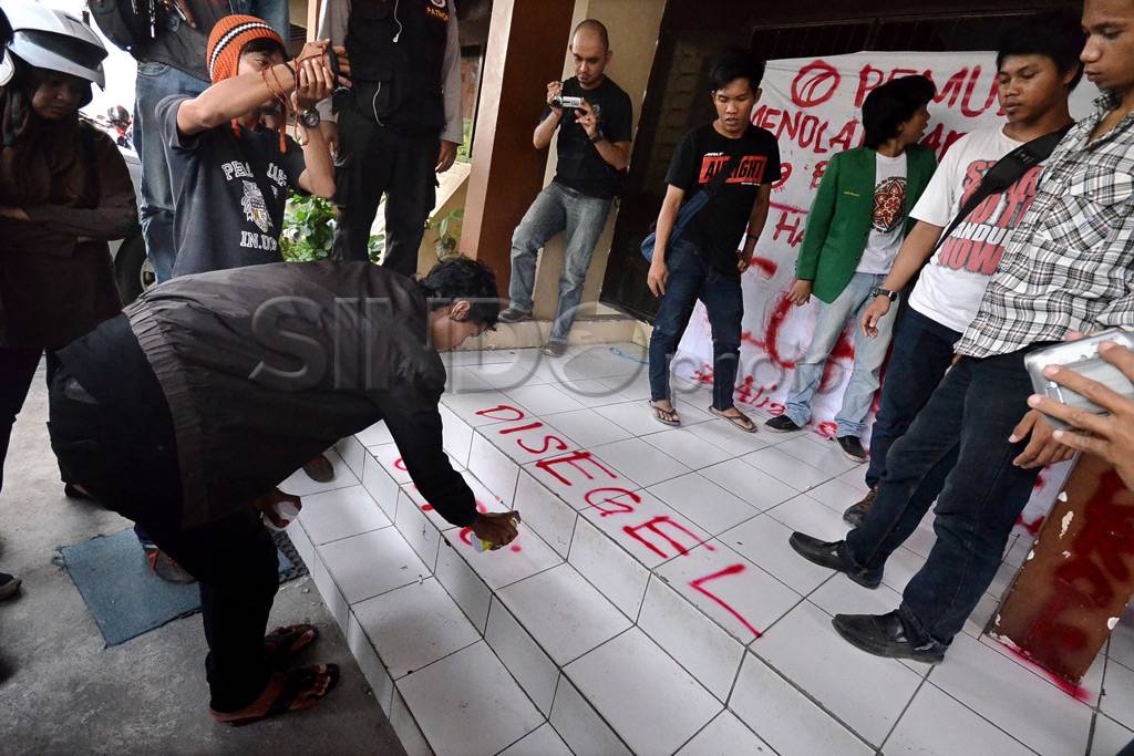 KPU Sulsel disegel pendemo