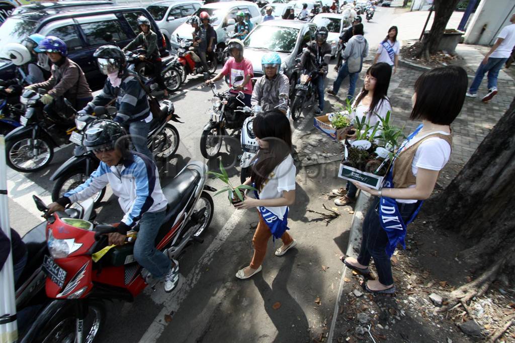 Aksi mahasiswa bagi-bagi...