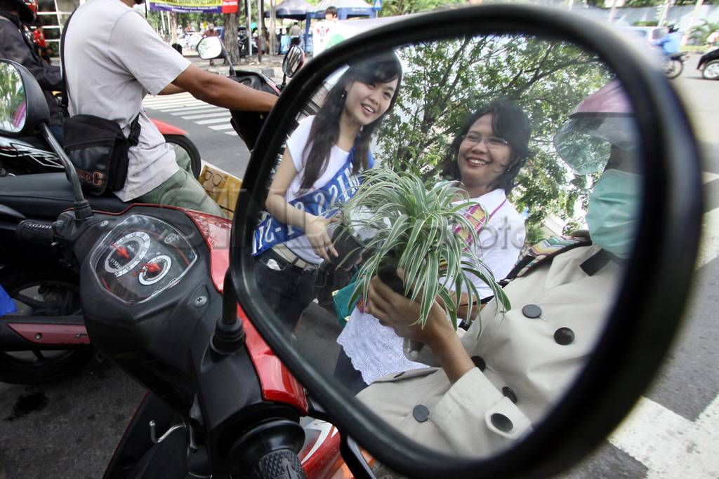 Aksi mahasiswa bagi-bagi...
