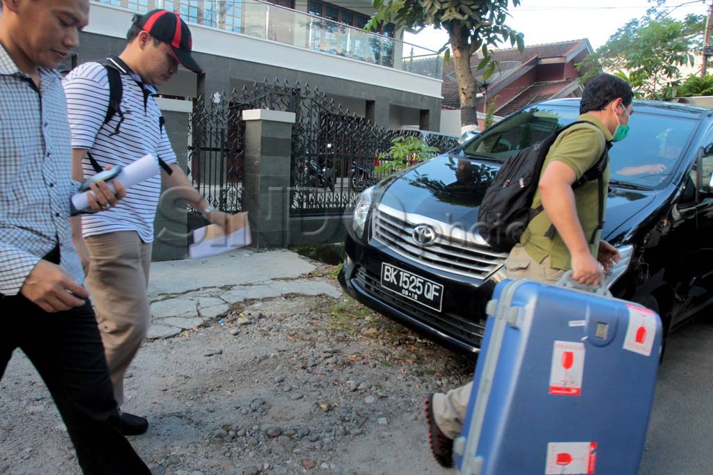 KPK bawa satu koper...