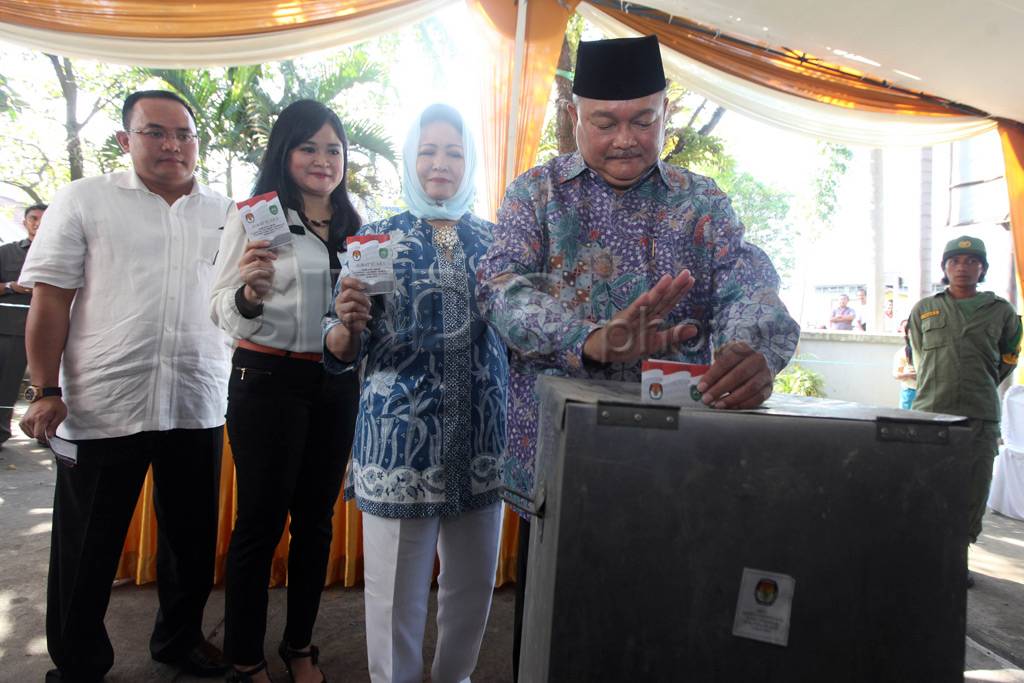 Warga Palembang memilih...