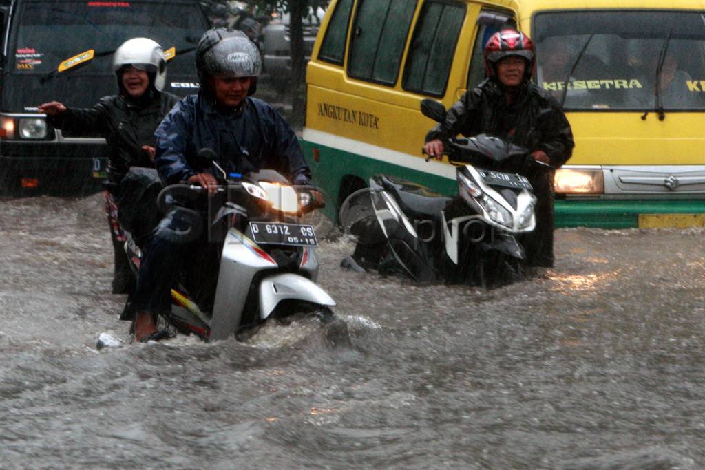 Motor hanyut terbawa...