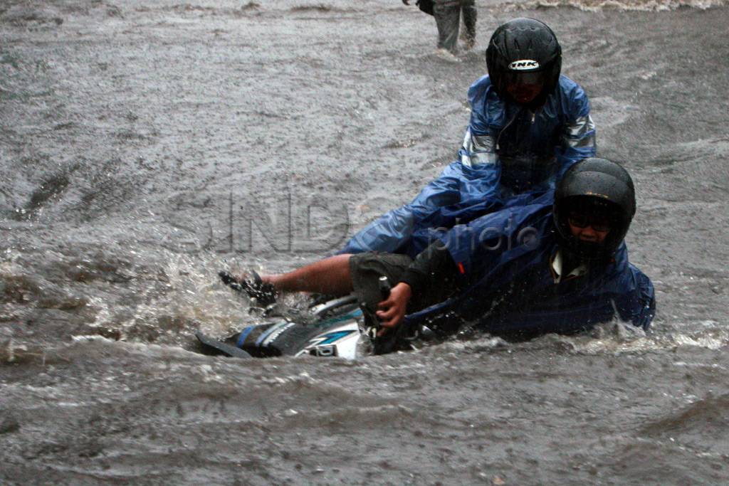 Motor hanyut terbawa...