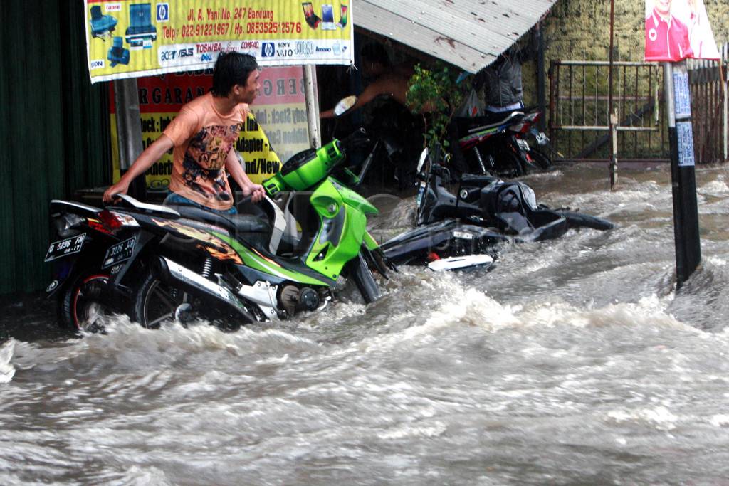Motor hanyut terbawa...