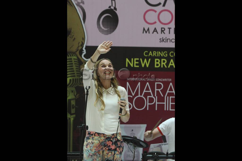 Mara Sophie hibur pengunjung...