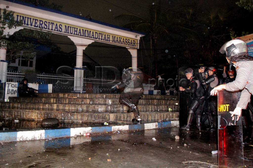 Bentrokan akibat demo...