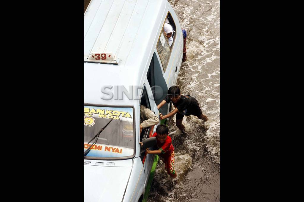 Banjir rob di depan...