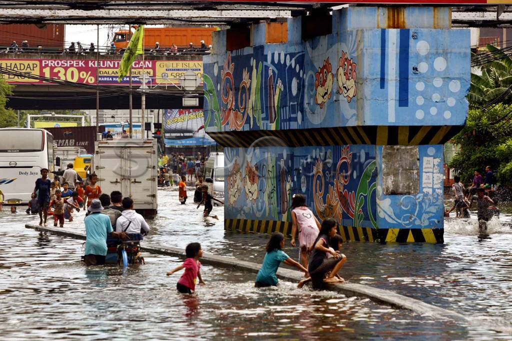 Banjir rob di depan...