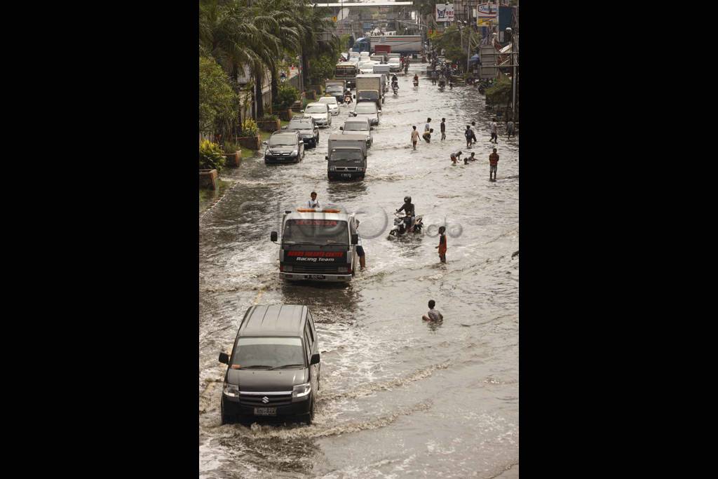 Banjir rob di depan...