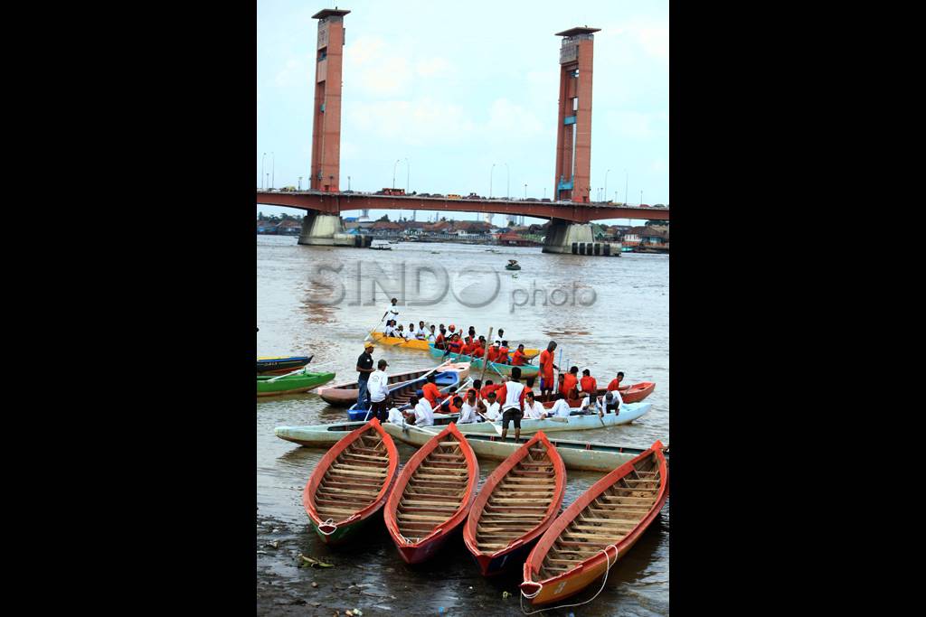 Lomba perahu bidar di...