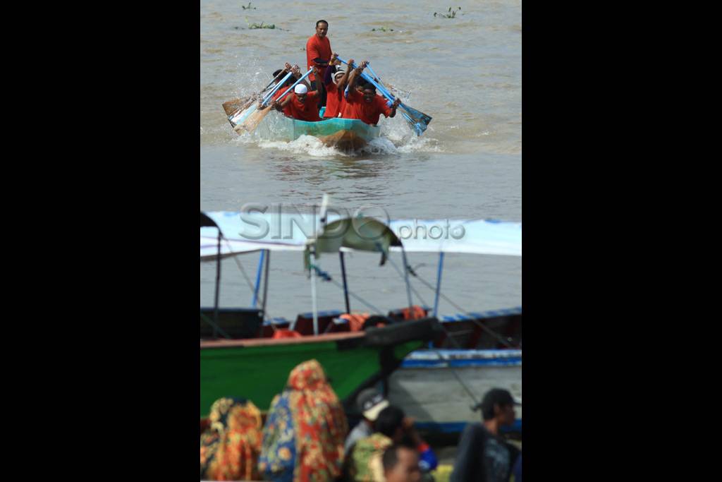 Lomba perahu bidar di...
