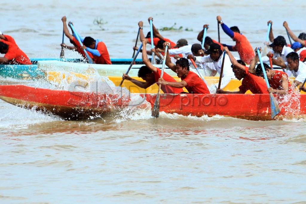 Lomba perahu bidar di...