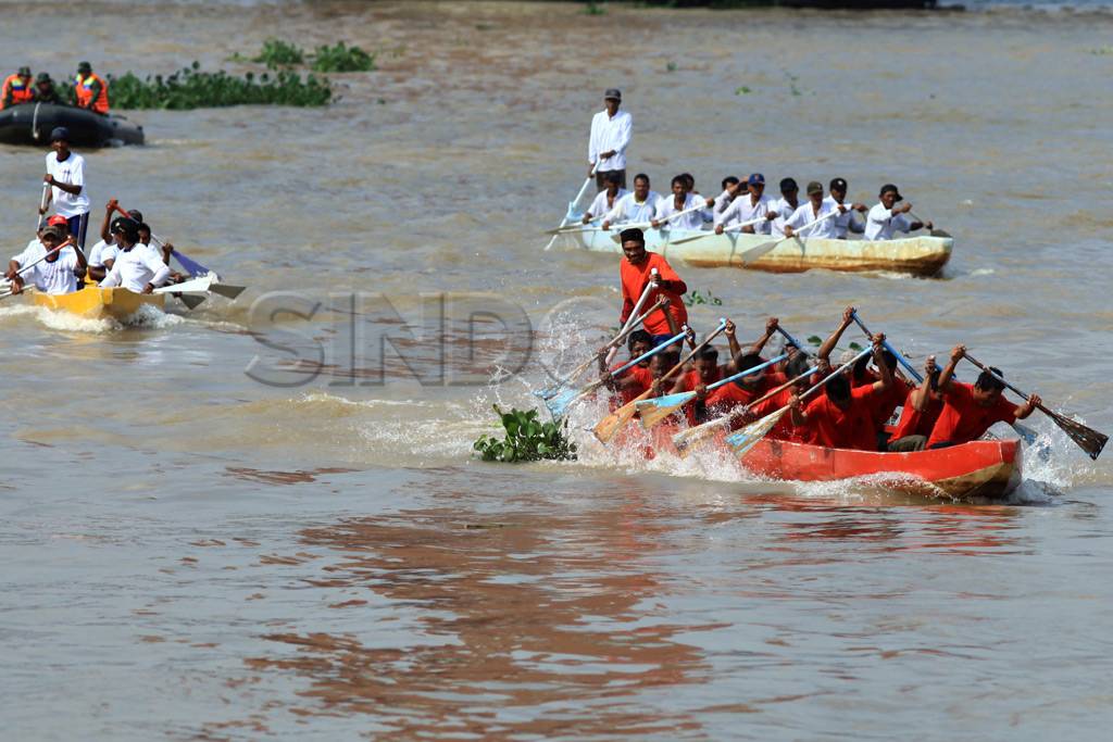 Lomba perahu bidar di...