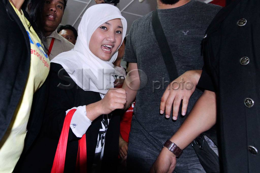 Fatin sapa penggemar...