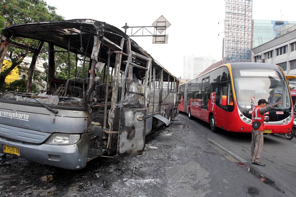 Bus transjakarta terbakar